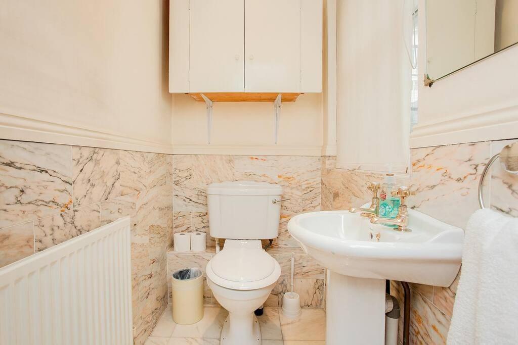 Апартаменты Bright 2 Bedroom Flat In *