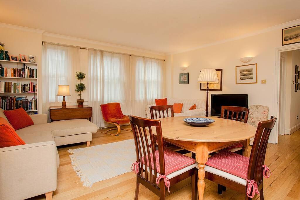 Апартаменты Bright 2 Bedroom Flat In *